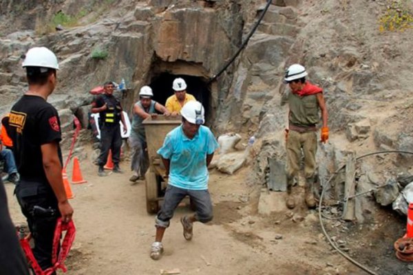 Intensifican las tareas de rescate de 17 mineros atrapados en Perú