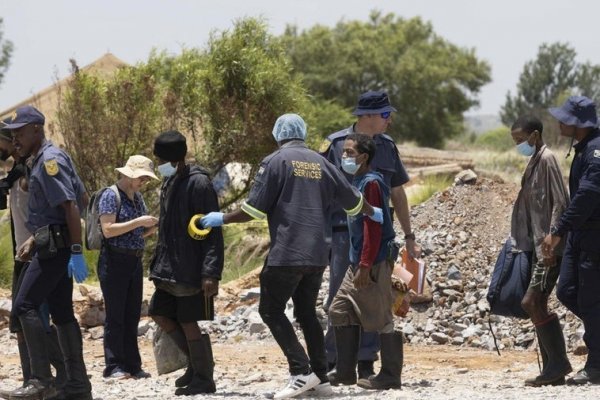 Mueren más de 60 trabajadores clandestinos tras varios meses atrapados en una mina en Sudáfrica