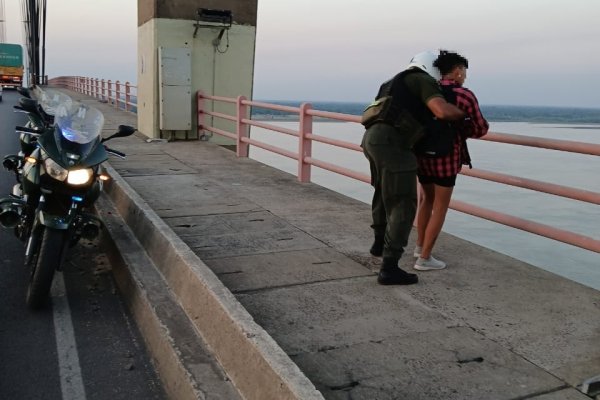 Corrientes: gendarmes evitaron que una mujer se tire del Puente Gral Belgrano