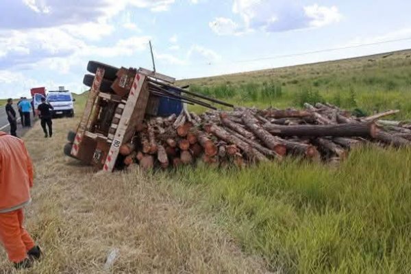 Un camión con rollos de pino volcó en la ruta N° 12 cerca del límite con Corrientes