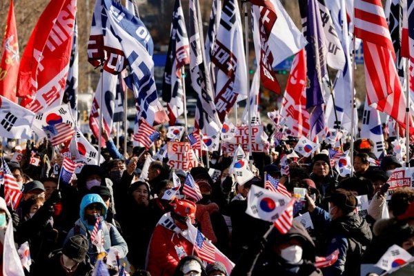 Un hombre se prende fuego junto a las oficinas donde interrogaban al presidente de Corea del Sur