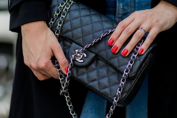 Desde las uñas jabón de Victoria Beckham a la manicura francesa de Selena Gomez, las 5 tendencias que llevarás en tus manos en invierno