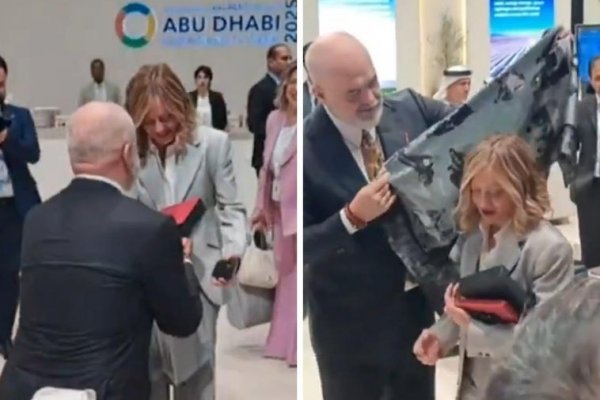 El primer ministro de Albania hinca la rodilla ante Meloni para regalarle un pañuelo por su cumpleaños