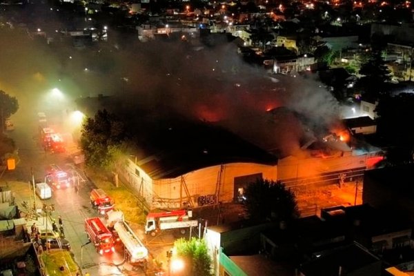 Morón: un feroz incendio provocó pérdidas totales en un depósito de plásticos 