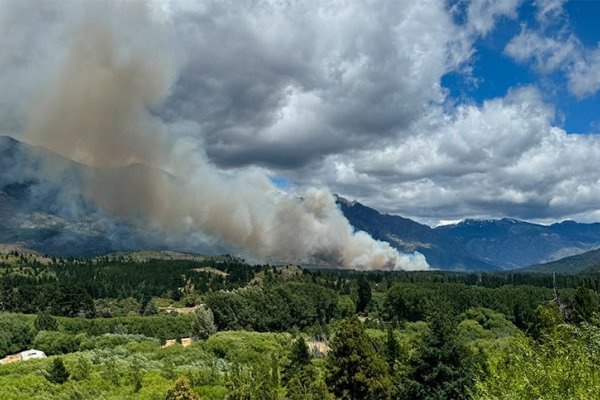 Se queman bosques en Epuyén: el fuego consumió casi 2.000 hectáreas y evacuaron decenas de viviendas 