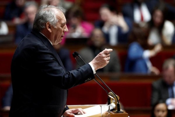 Fracasa la moción de censura contra el primer ministro de Francia, François Bayrou