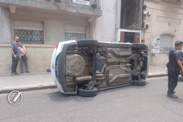 Un auto chocó contra un vehículo estacionado y terminó volcando en Italia y Córdoba