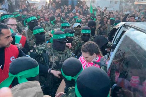 Hamas liberó a tres rehenes a la Cruz Roja, tras el acuerdo de cese al fuego