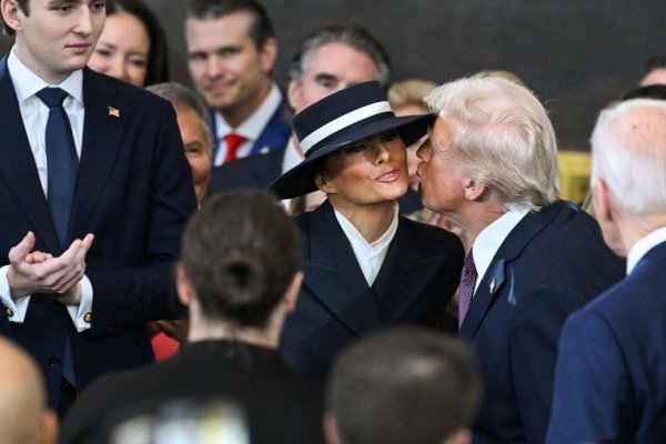 El llamativo 'no beso' entre Donald Trump y Melania en la ceremonia de investidura