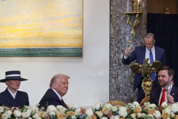 El menú del primer almuerzo oficial del segundo mandato de Trump: pastel de cangrejo, filete de angus y terrina helada de manzana