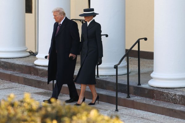 Los mensajes en el look de Melania Trump para la investidura: marca americana y un polémico sombrero