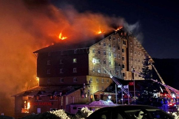 Al menos tres muertos y 21 heridos en el incendio de un hotel en una estación de esquí en Turquía