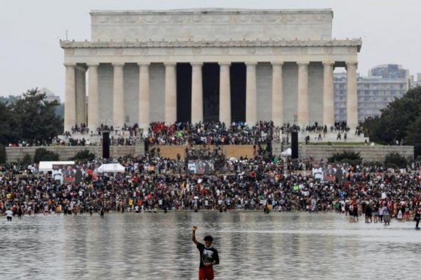 Trump indulta a dos policías condenados por la muerte de un afroamericano, un caso que provocó protestas tras el de George Floyd