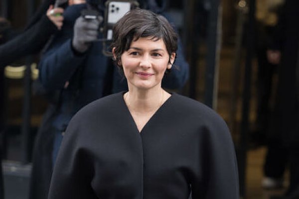 Audrey Tautou acude al desfile de Jacquemus con el conjunto dos piezas bicolor que será tendencia (desde mañana)