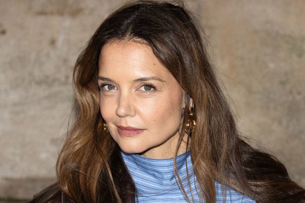 Katie Holmes y su look en el desfile de Patou, una joya importante y los únicos zapatos que no te esperas