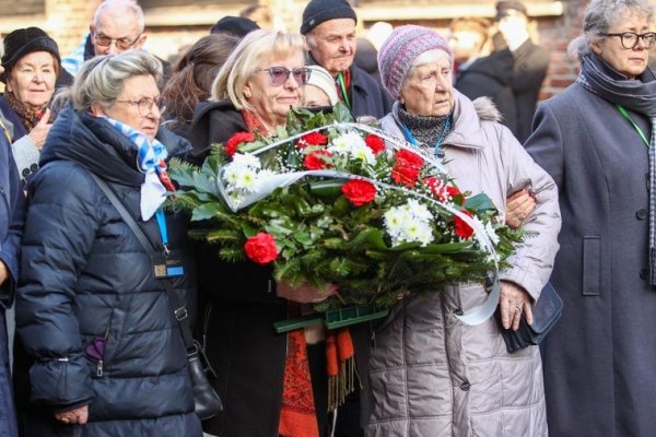 El presidente polaco desde Auschwitz: «Nosotros, los polacos, somos los guardianes de la memoria»