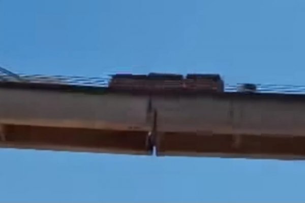 Impactante movimiento de estructuras sobre el Puente General Belgrano