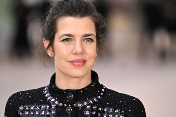 Las invitadas al desfile de Chanel se saben los trucos para vestir elegante en 2025: de Carlota Casiraghi a Caroline de Maigret