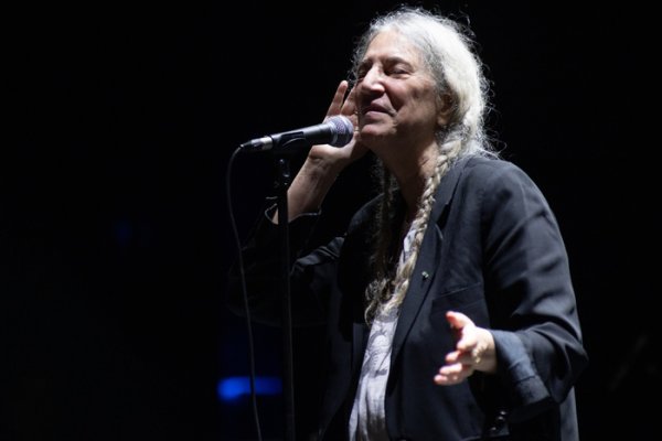 Patti Smith, hechizo junto al fuego