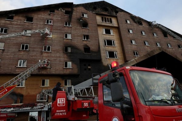 Aumentan a 28 los detenidos por el incendio de un hotel en Turquía que dejó 78 muertos