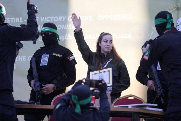 Hamás entrega a la Cruz Roja a la rehén israelí Agam Berger en Jabalia