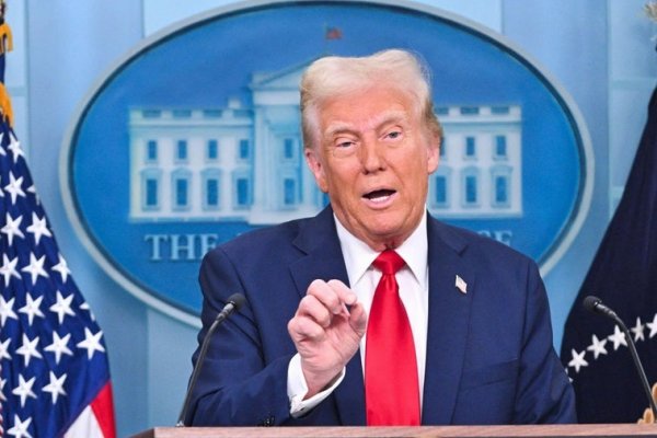 Trump culpa a la contratación de «discapacitados intelectuales» del accidente aéreo