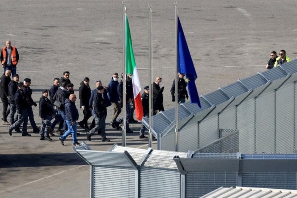 La Justicia italiana vuelve a frustrar los planes de Meloni y ordena el regreso de 43 inmigrantes desde Albania