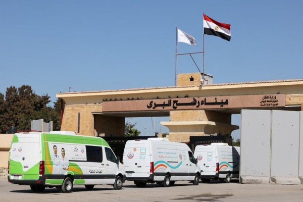 Los primeros heridos cruzan el paso de Rafah desde Gaza a Egipto para recibir asistencia médica