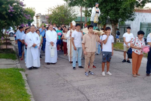 Monseñor Adolfo Canecin acompañó a la familia salesiana