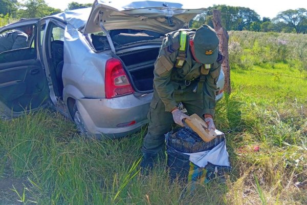 Dos hombres quedaron detenidos al intentar escapar con un auto cargado con 65 kilos de marihuana