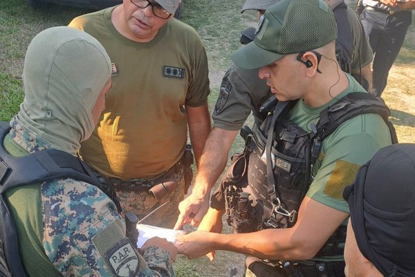 QUERÍA PRENDERSE FUEGO! Un correntino en situación de crisis junto a un bidón de nafta