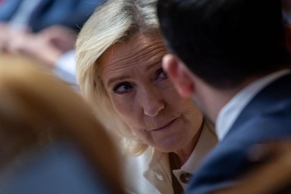 Le Pen se presenta como garante de la estabilidad y volverá a 'salvar' a Bayrou de la nueva moción de censura