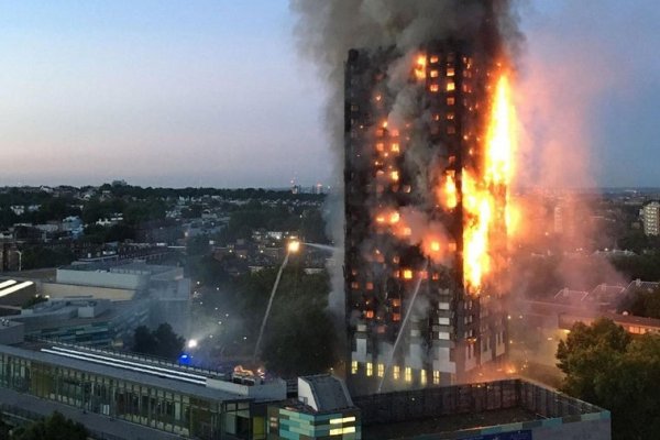 Controversia por la demolición de la torre Grenfell, el bloque de viviendas de Londres donde murieron 72 personas