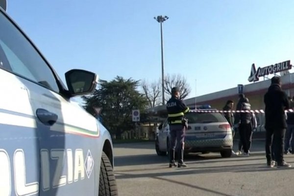 Dos policías, agredidos a martillazos en un área de servicio en Italia