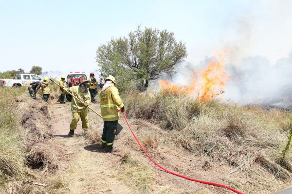 Recorrida oficial: el gobernador estuvo en una zona de incendios