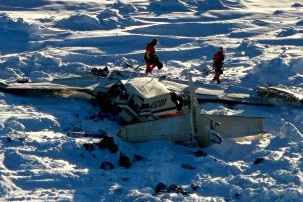 Al menos tres muertos en un accidente aéreo en Alaska tras hallar estrellado el avión desaparecido