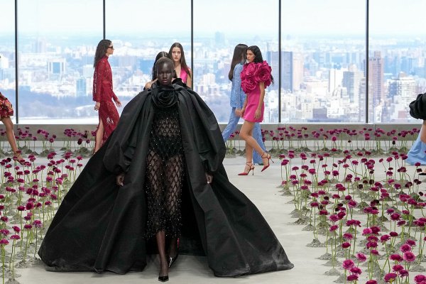 ¡Invitadas! El desfile de Carolina Herrera en Nueva York es toda la inspiración que necesitas en 2025