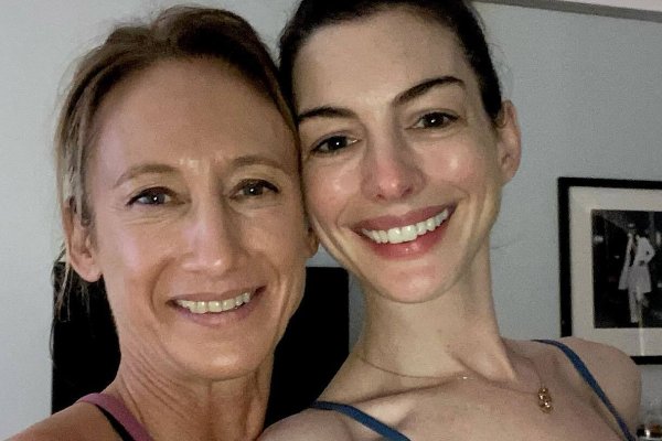 El reto de 3 minutos en planchas de la entrenadora de Anne Hathaway que fortalece y define tripa, piernas y brazos