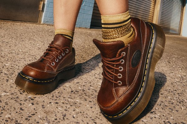 FEEL THE BUZZ — DR. MARTENS PRESENTA UNA ATREVIDA SILUETA PARA SU NUEVA COLECCIÓN SS25