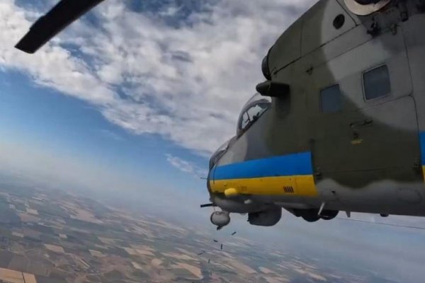 El Mi-24V Hind, el helicóptero que fue el orgullo soviético y ahora usa Ucrania contra los drones de Rusia