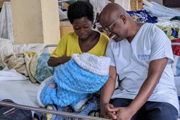 Freddy Zihindula, médico en el Congo: «Bukavu corre el riesgo de convertirse en un campo de exterminio»