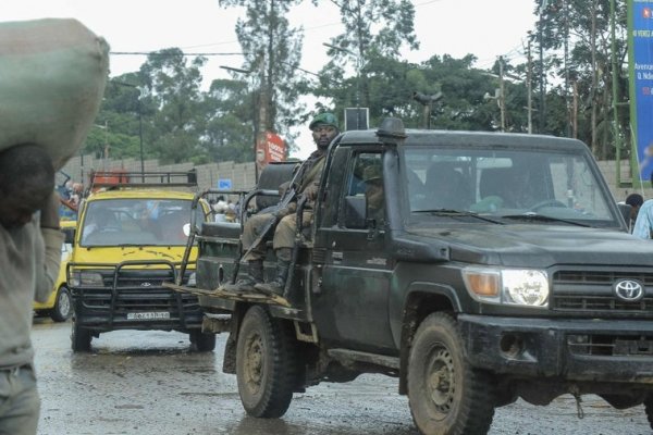 La guerrilla del M-23 toma un aeropuerto clave del Congo mientras su presidente busca ayuda exterior