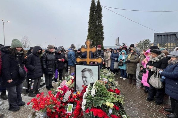 Cientos de personas se congregan ante la tumba del opositor Navalni en Rusia por el aniversario de su muerte