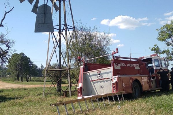 Quiso tirarse desde un molino de viento pero fue rescatado