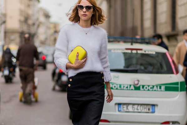 Falda midi y zapatos planos, la combinación de las chicas clásicas que te soluciona el look en 5 minutos