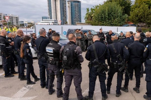 Explotan tres autobuses en un «presunto atentado terrorista» cerca de Tel Aviv