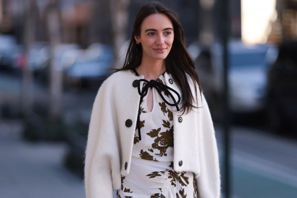 Acaba de llegar a Sfera el vestido estampado más bonito para llevar hoy con botas y en primavera con sandalias