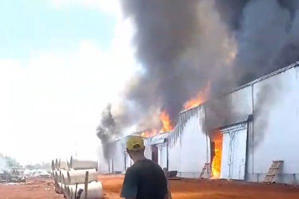 IMÁGENES! Galpón de Playadito en Corrientes bajo fuego