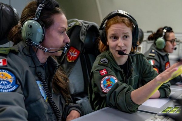 «Europeos y canadienses deben unir su defensa fuera de la OTAN»