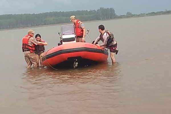 EMERGENCIA NÁUTICA! Rescatan en Corrientes a dos personas caídas en el Río Uruguay